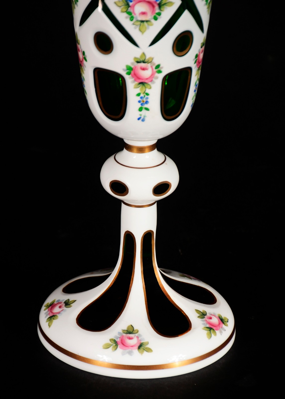Três peças de overlay, sendo: bomboniere; vaso (com lascado na borda)... - foto 4 de 11
