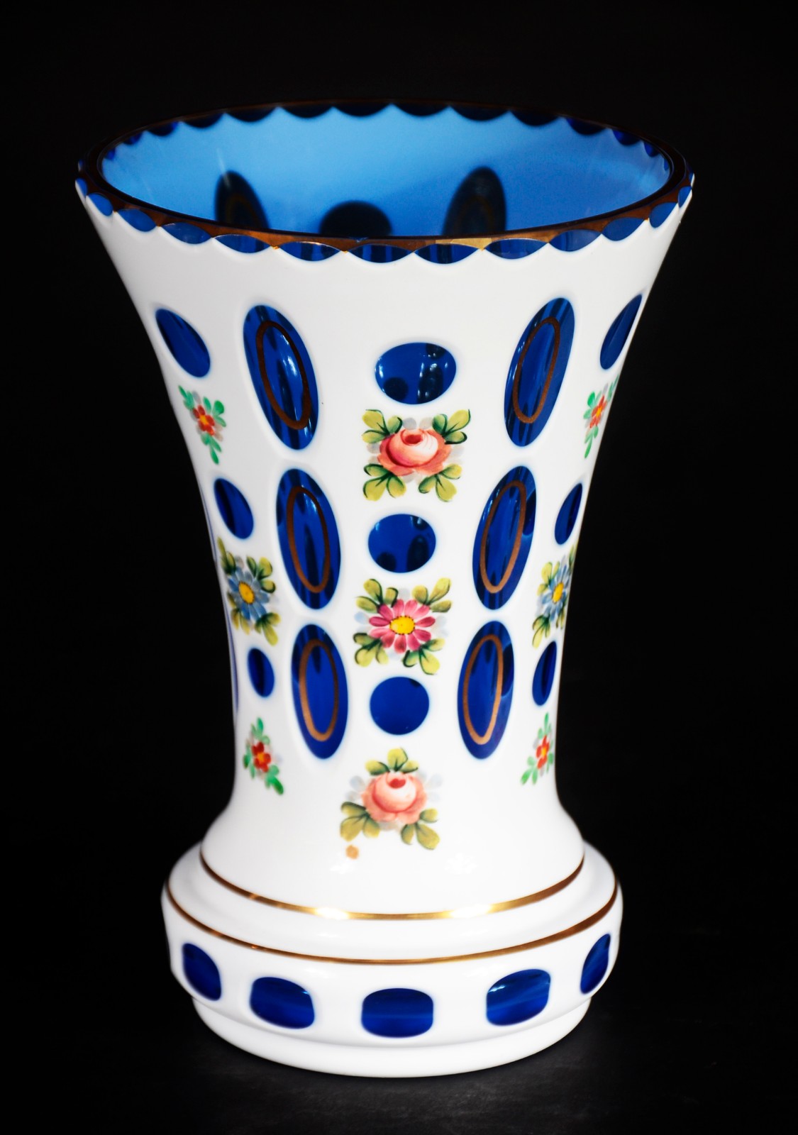 Três peças de overlay, sendo: bomboniere; vaso (com lascado na borda)... - foto 6 de 11