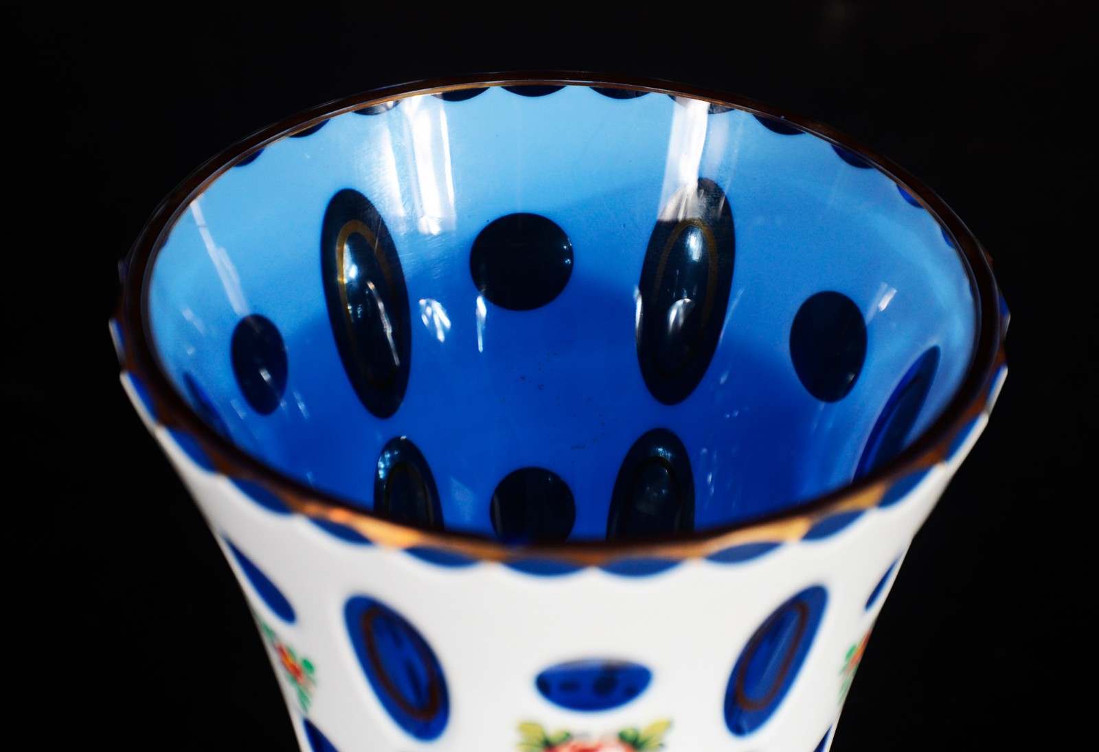 Três peças de overlay, sendo: bomboniere; vaso (com lascado na borda)... - foto 7 de 11