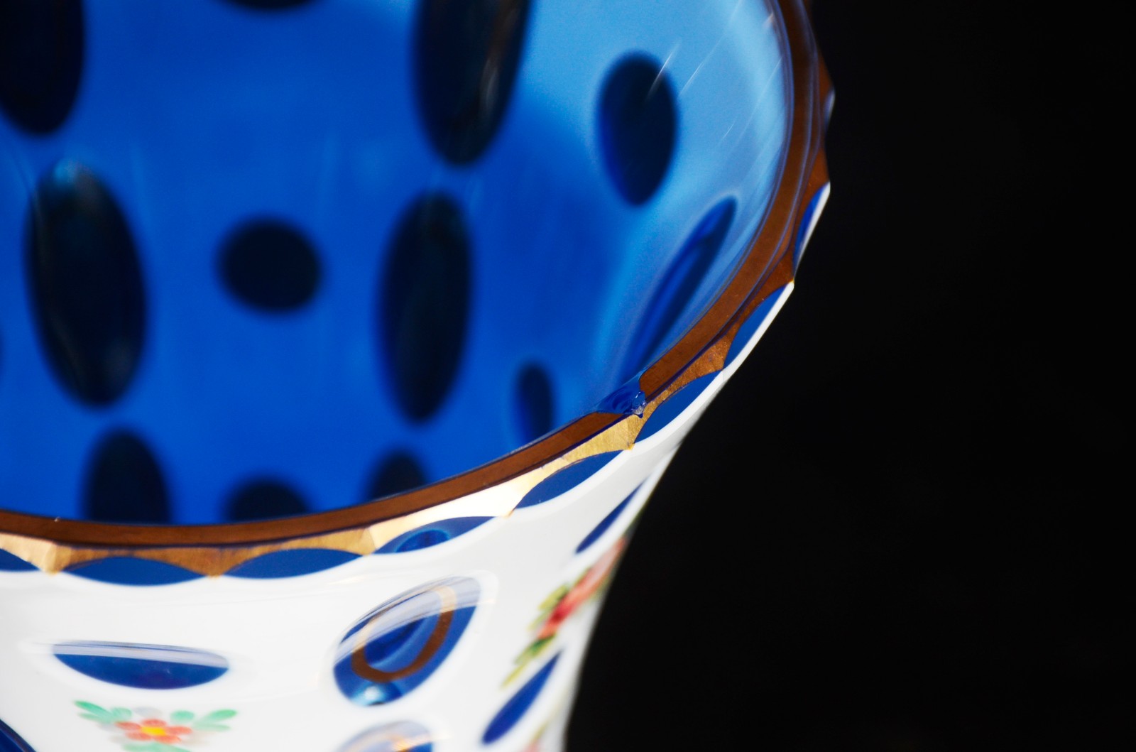 Três peças de overlay, sendo: bomboniere; vaso (com lascado na borda)... - foto 8 de 11