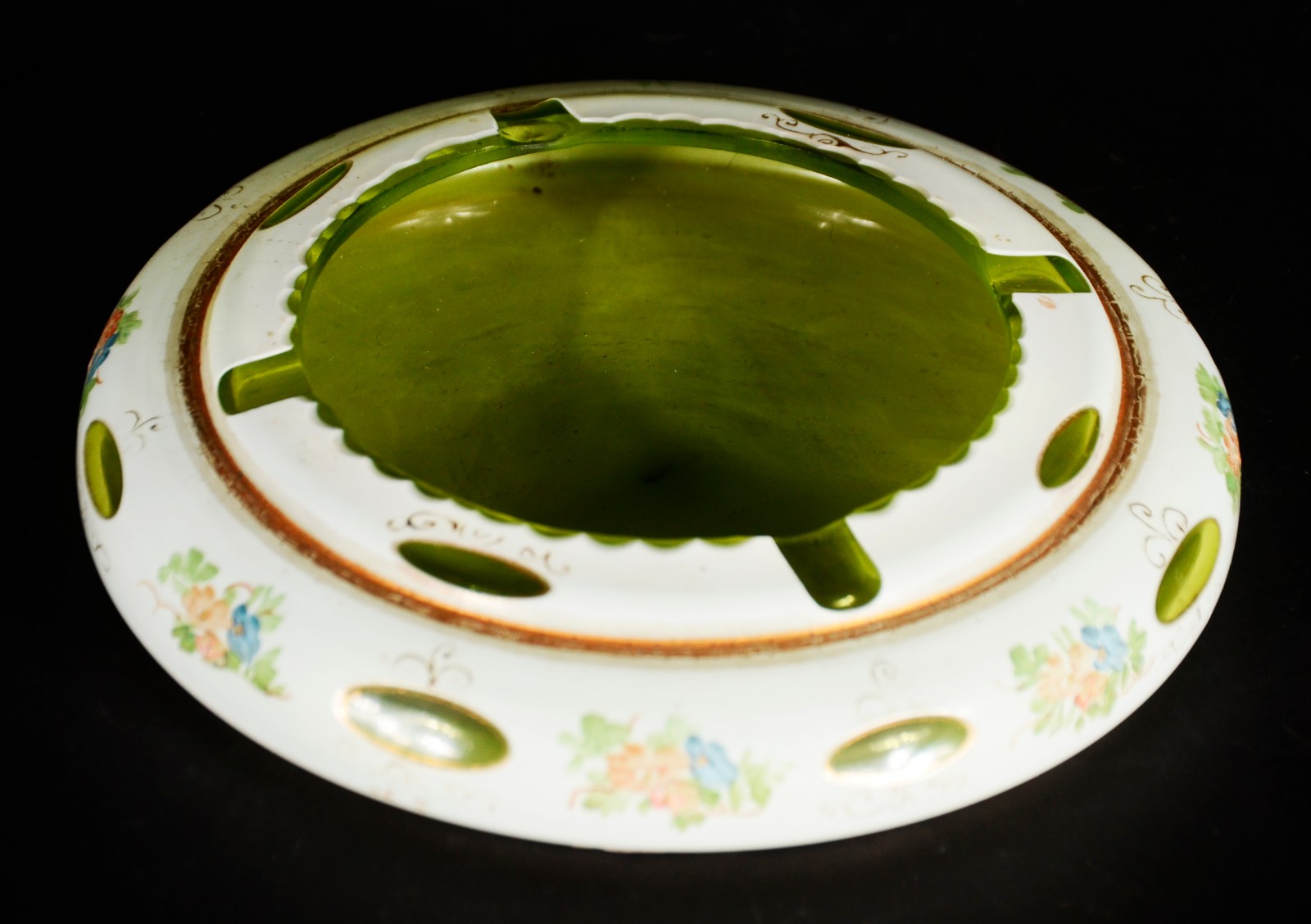 Três peças de overlay, sendo: bomboniere; vaso (com lascado na borda)... - foto 9 de 11