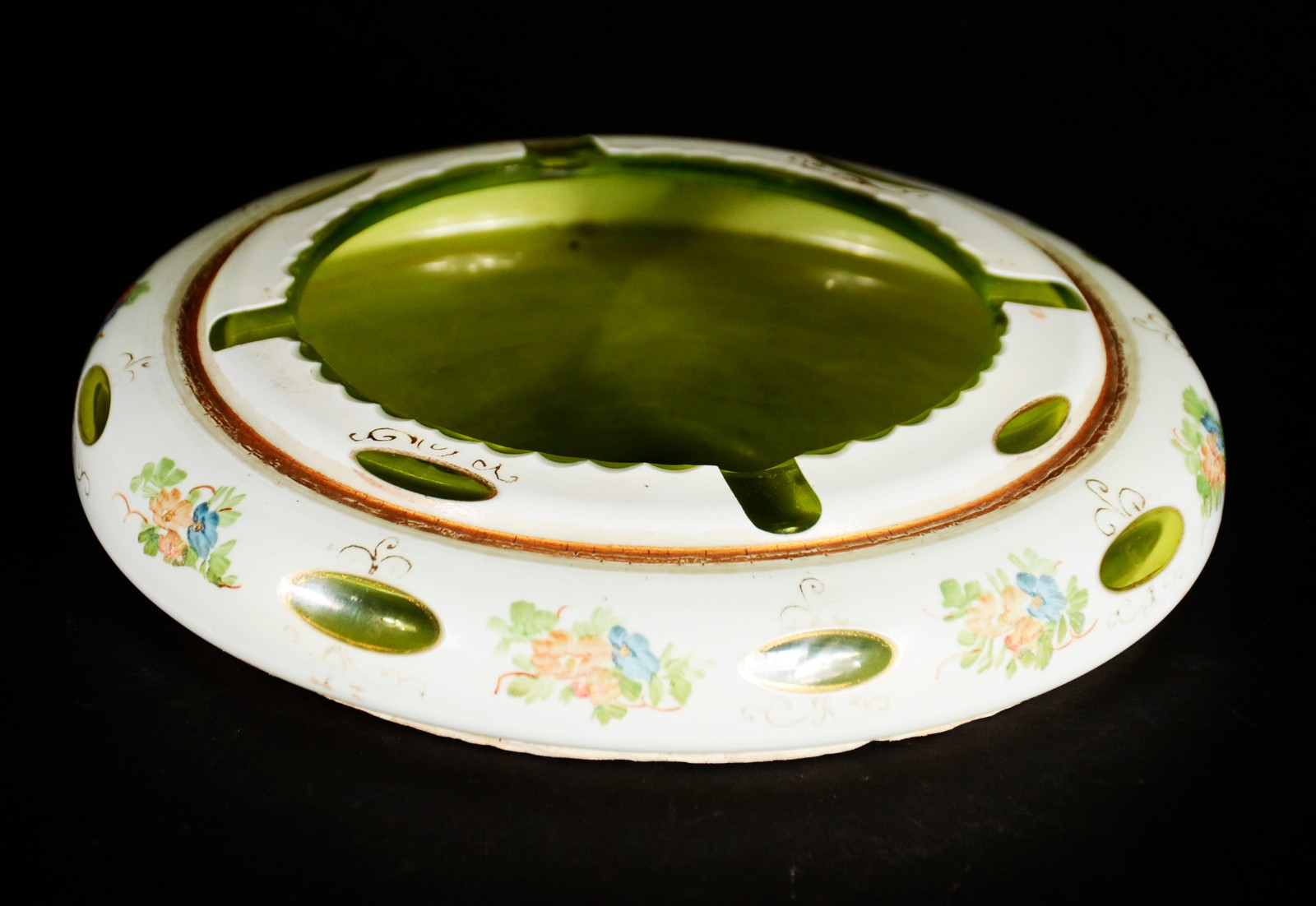 Três peças de overlay, sendo: bomboniere; vaso (com lascado na borda)... - foto 10 de 11