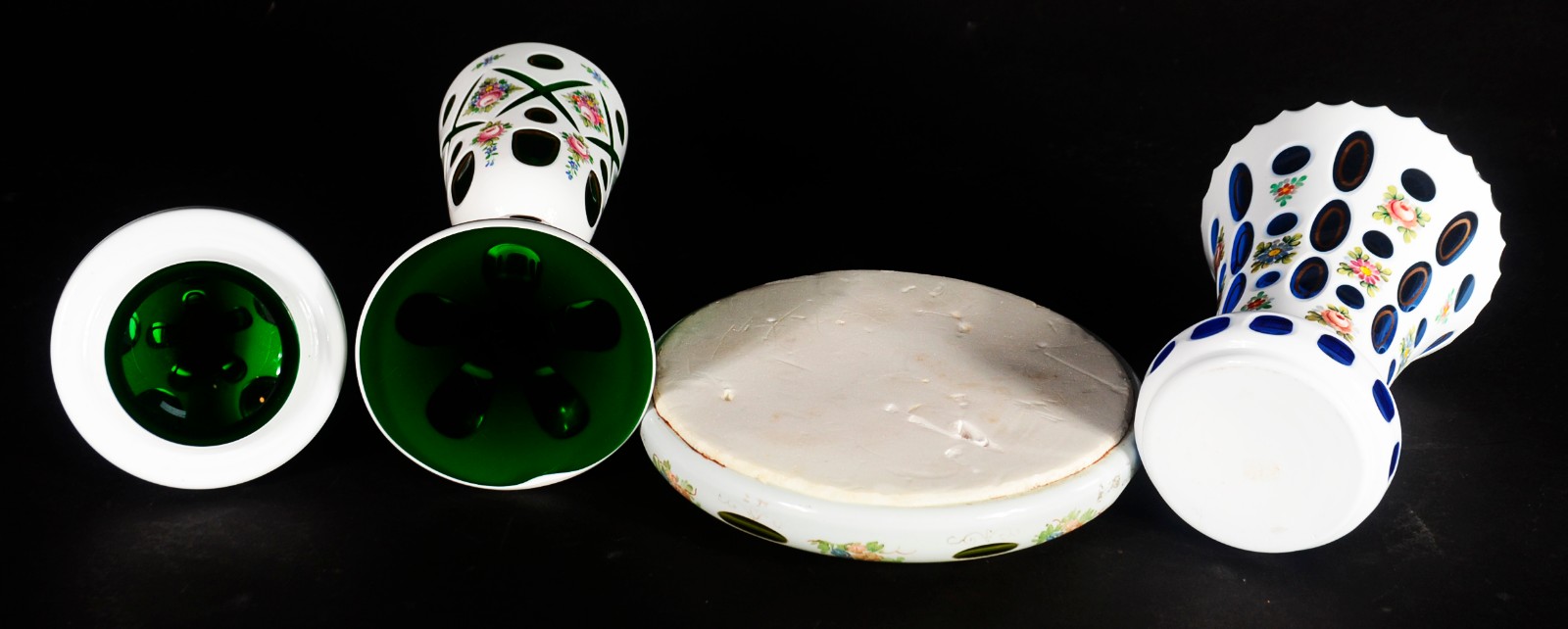 Três peças de overlay, sendo: bomboniere; vaso (com lascado na borda)... - foto 11 de 11