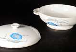 Rosenthal (1907),  - Aparelho de jantar de porcelana alemã Rosenthal, na cor bege decorado com flores azuis, composto de: 12 pratos rasos (um com restauro), 12 pratos fund