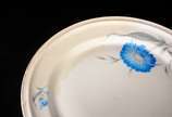Rosenthal (1907),  - Aparelho de jantar de porcelana alemã Rosenthal, na cor bege decorado com flores azuis, composto de: 12 pratos rasos (um com restauro), 12 pratos fund