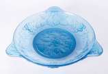 Verlys - France,  - Fruteira de cristal francês na cor azul decorada com cachos de uvas e folhas de parreira em relevo, assinado.