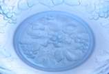 Verlys - France,  - Fruteira de cristal francês na cor azul decorada com cachos de uvas e folhas de parreira em relevo, assinado.