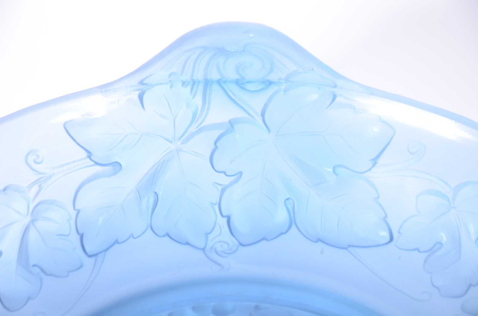 Fruteira de cristal francês na cor azul decorada com cachos de uvas e... - foto 3 de 8