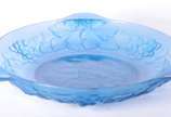 Verlys - France,  - Fruteira de cristal francês na cor azul decorada com cachos de uvas e folhas de parreira em relevo, assinado.