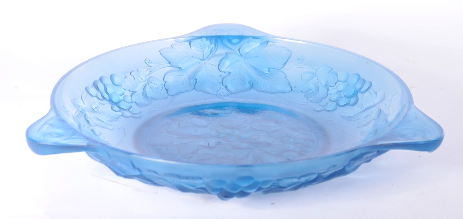 Fruteira de cristal francês na cor azul decorada com cachos de uvas e... - foto 5 de 8