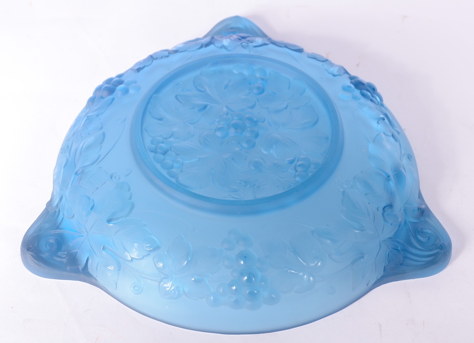 Fruteira de cristal francês na cor azul decorada com cachos de uvas e... - foto 6 de 8