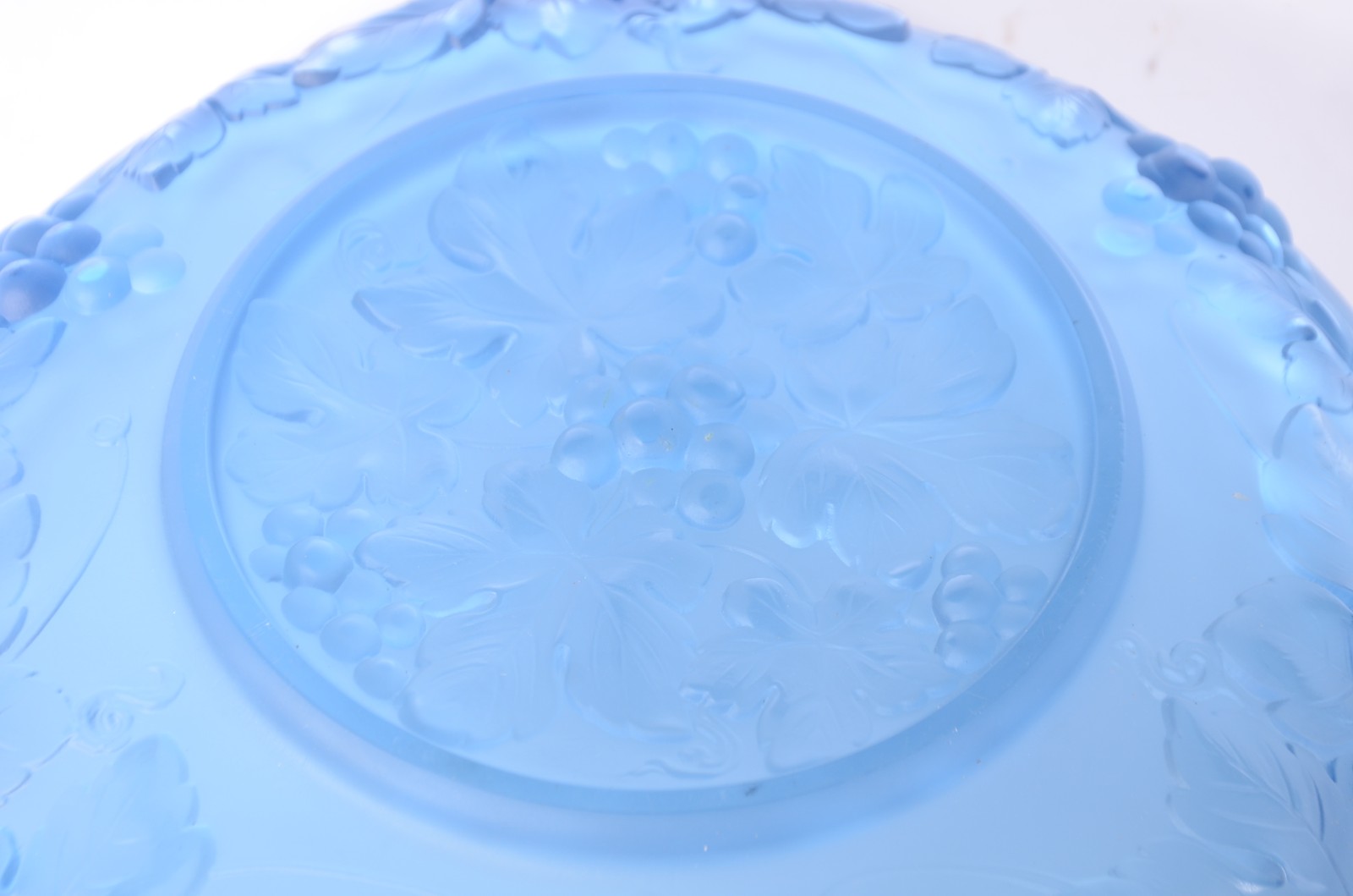 Fruteira de cristal francês na cor azul decorada com cachos de uvas e... - foto 7 de 8