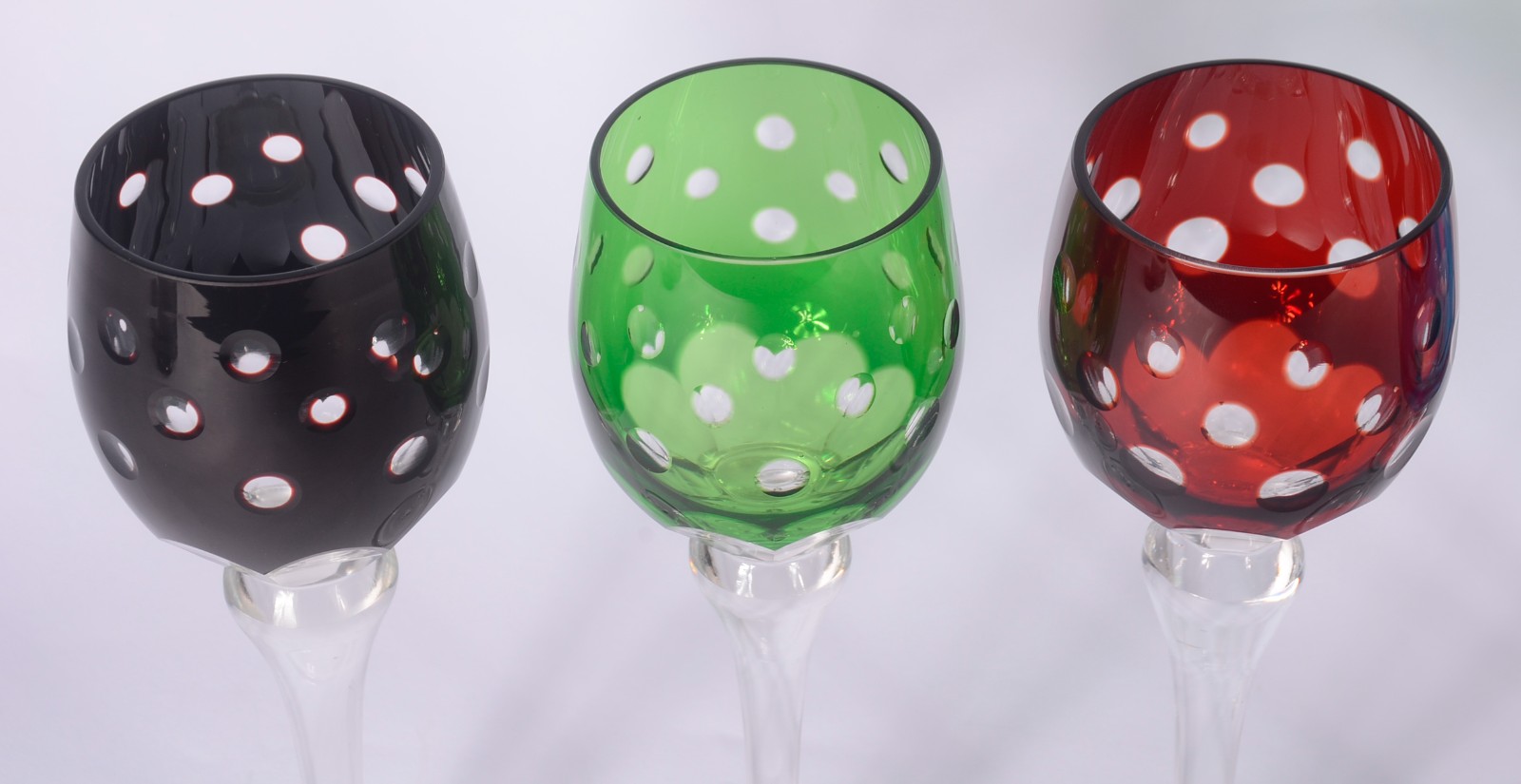 Conjunto com sete taças para vinho de cristal doublé lapidado com... - foto 2 de 7