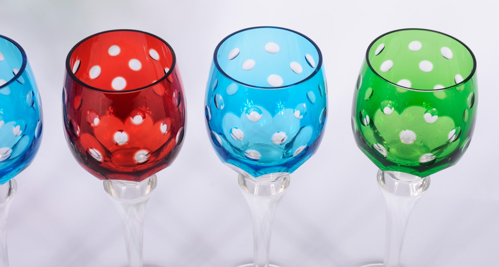 Conjunto com sete taças para vinho de cristal doublé lapidado com... - foto 5 de 7