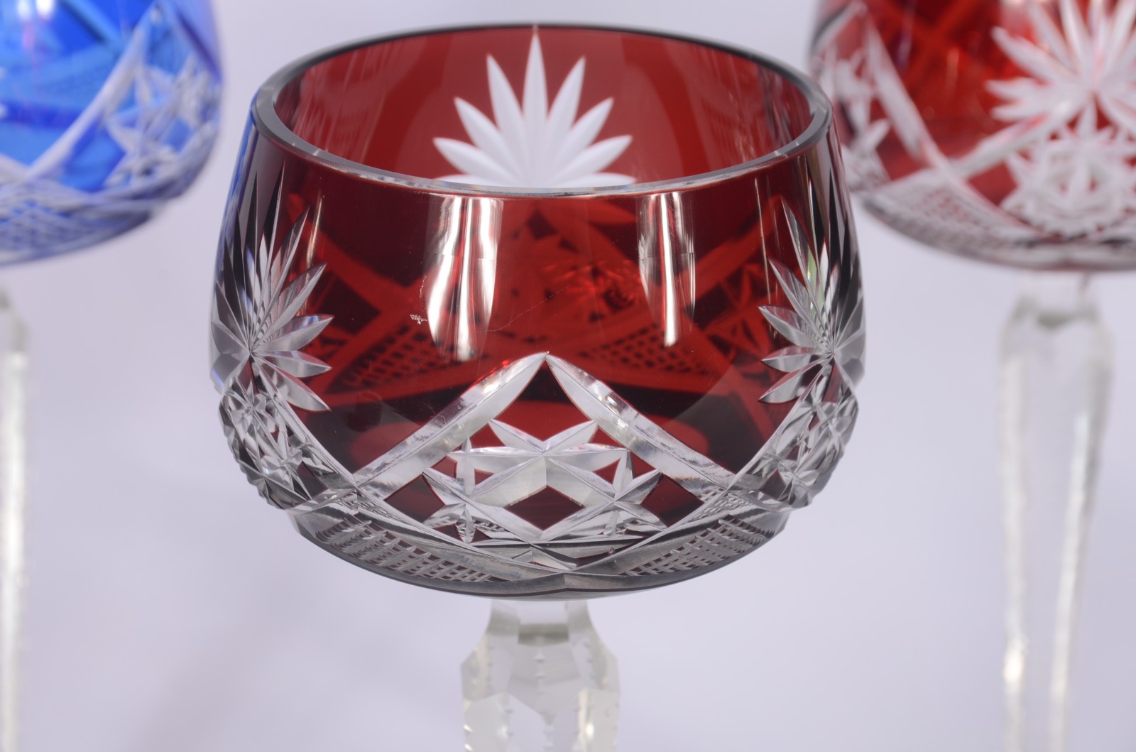 Conjunto com oito taças para vinho de cristal doublé lapidado em... - foto 3 de 7