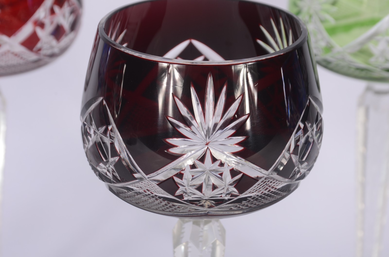 Conjunto com oito taças para vinho de cristal doublé lapidado em... - foto 4 de 7