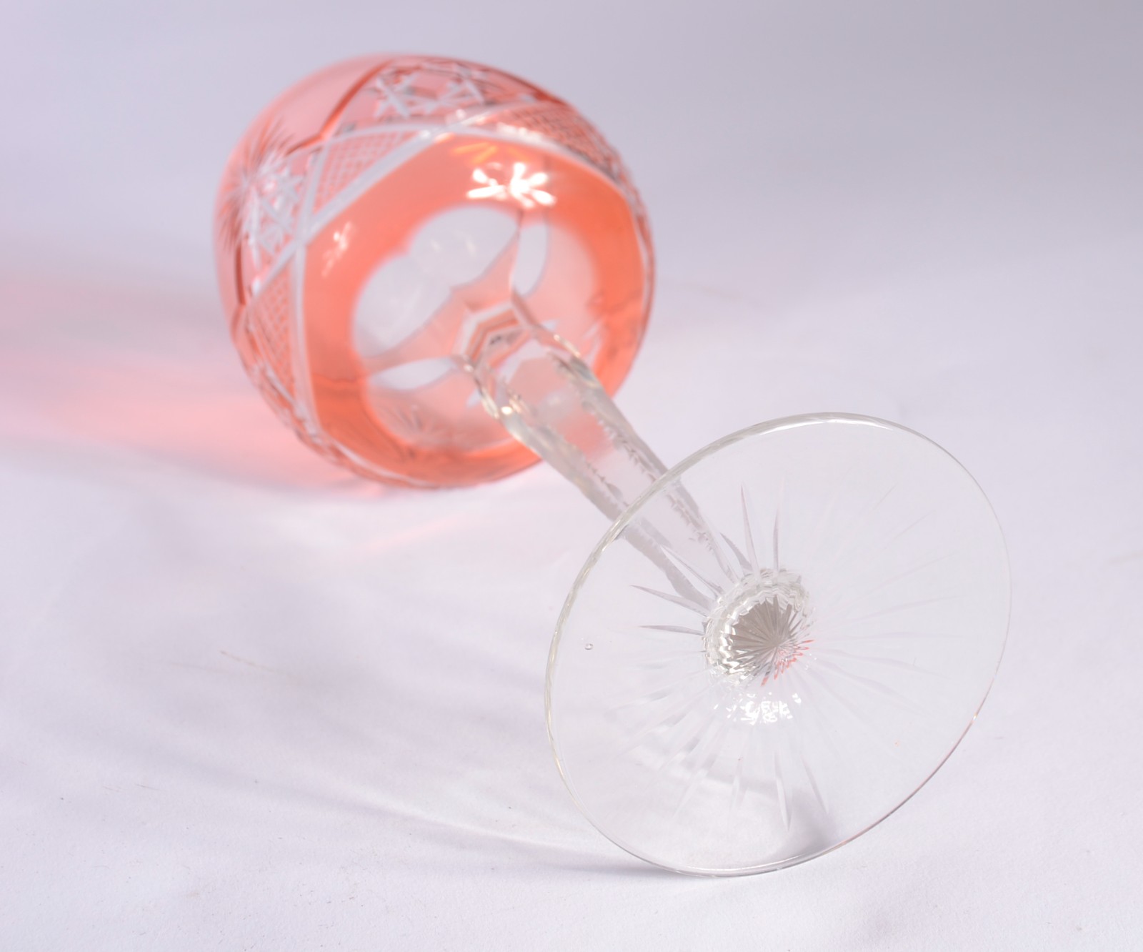 Conjunto com oito taças para vinho de cristal doublé lapidado em... - foto 5 de 7