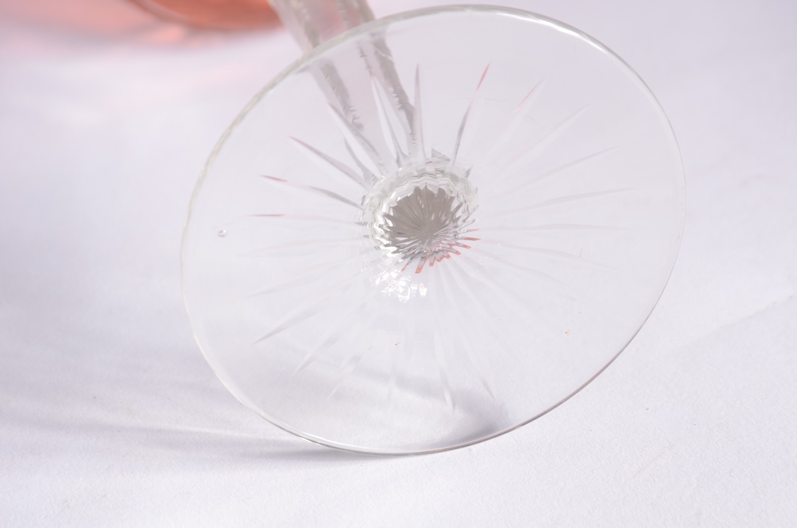 Conjunto com oito taças para vinho de cristal doublé lapidado em... - foto 6 de 7