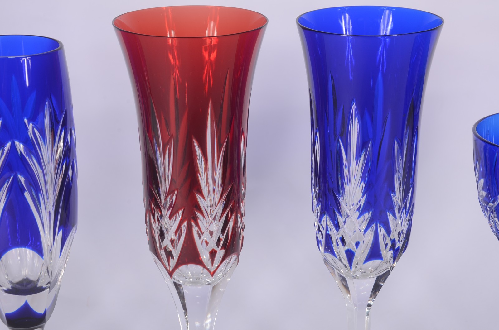 Quatro flutes e 2 taças para vinho de cristal doublé lapidado rubi e... - foto 5 de 10