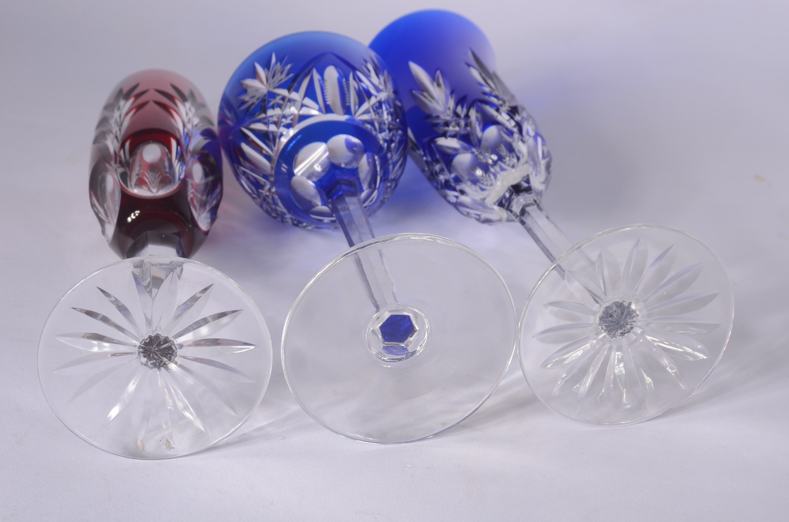 Quatro flutes e 2 taças para vinho de cristal doublé lapidado rubi e... - foto 9 de 10
