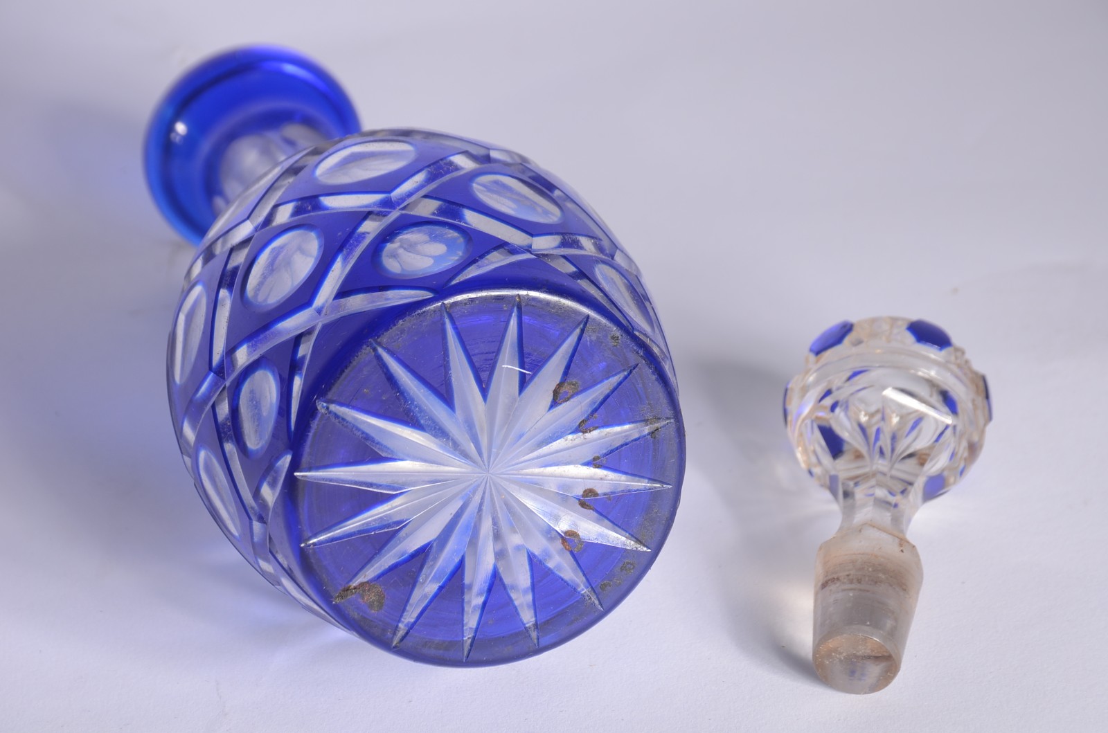 Conjunto de licoreira com 6 cálices de cristal lapidado doublé em... - foto 10 de 10