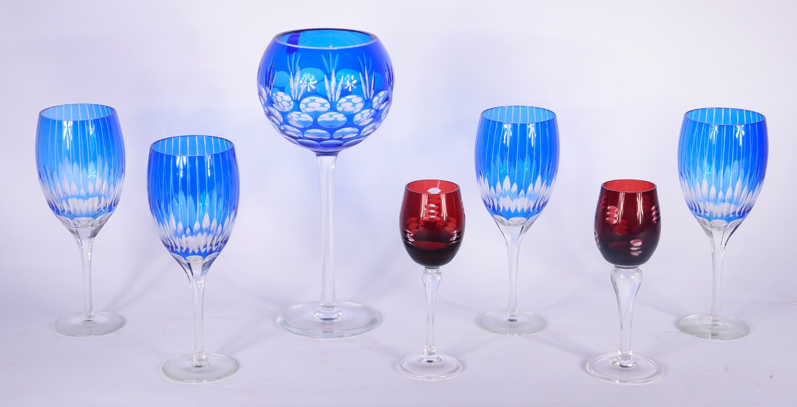 Sete cálices de cristal doublé lapidado, nas cores azul e rubi... - foto 1 de 6