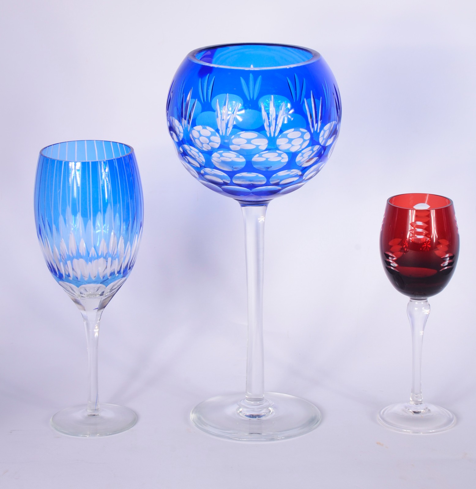Sete cálices de cristal doublé lapidado, nas cores azul e rubi... - foto 2 de 6