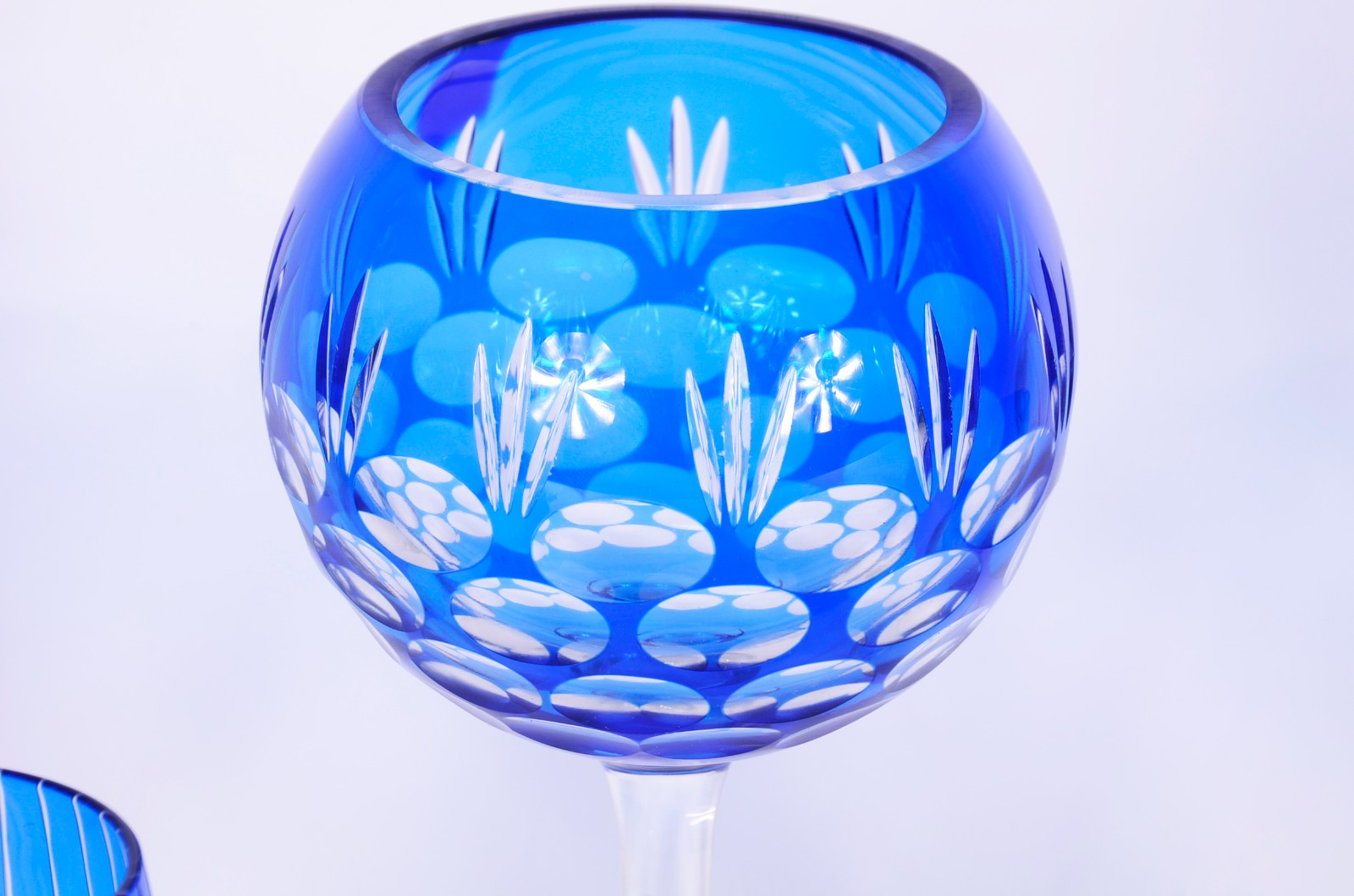 Sete cálices de cristal doublé lapidado, nas cores azul e rubi... - foto 3 de 6