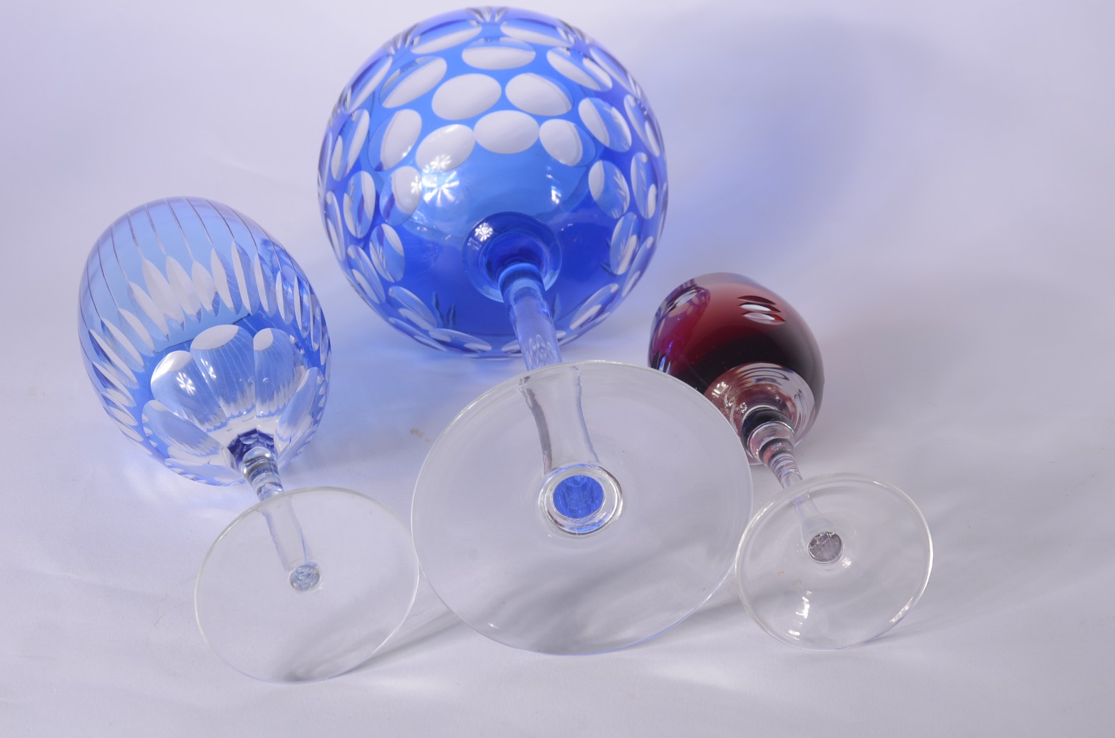 Sete cálices de cristal doublé lapidado, nas cores azul e rubi... - foto 6 de 6