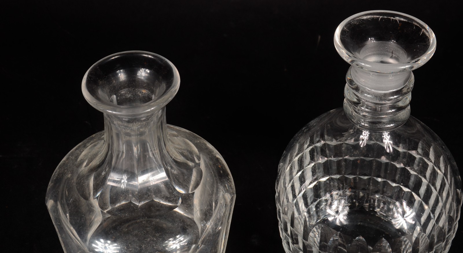 Duas garrafas de cristal lapidado feitio redondo. - foto 4 de 7