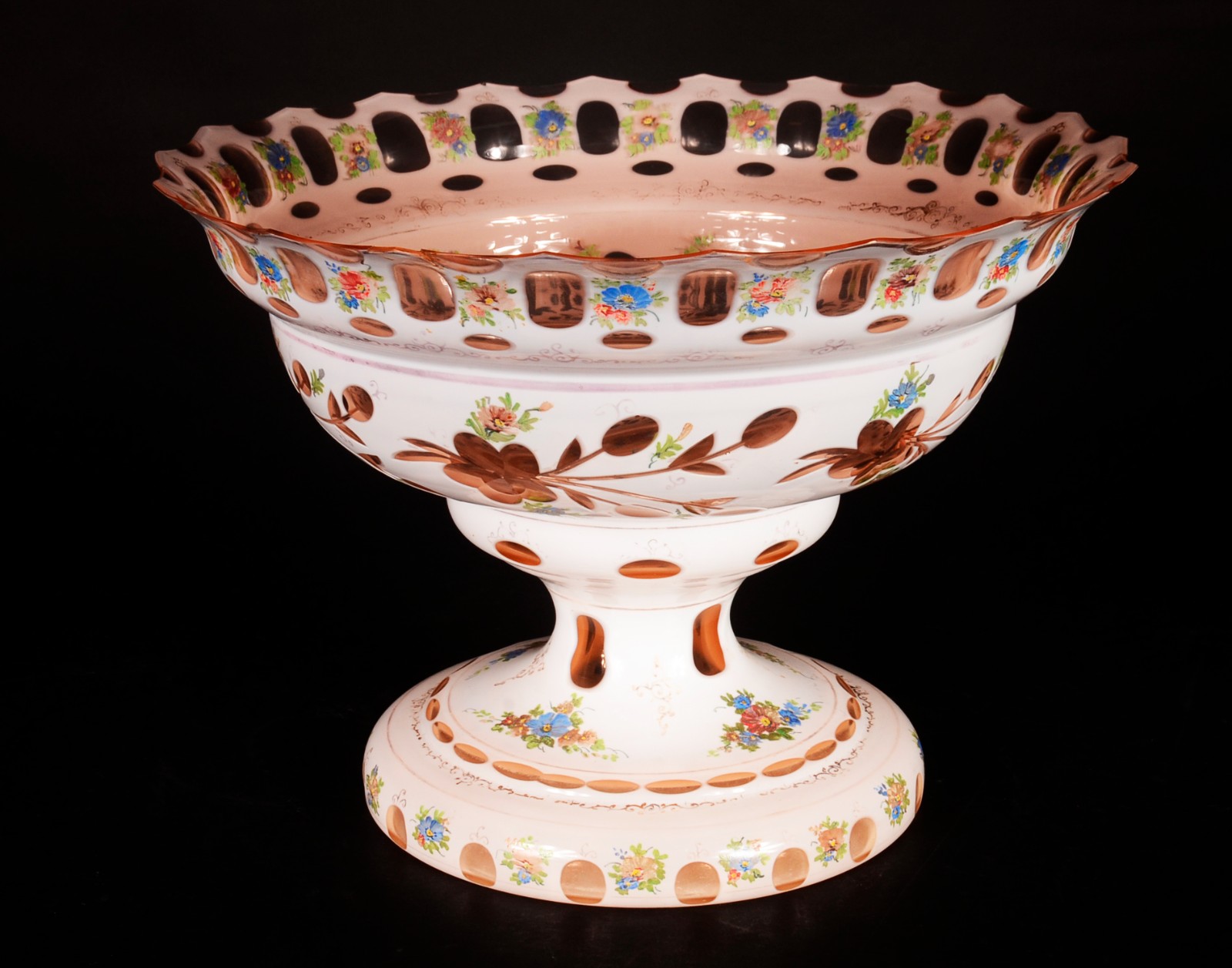 Fruteira de cristal overlay branco e salmon lapidado, em duas partes... - foto 1 de 10