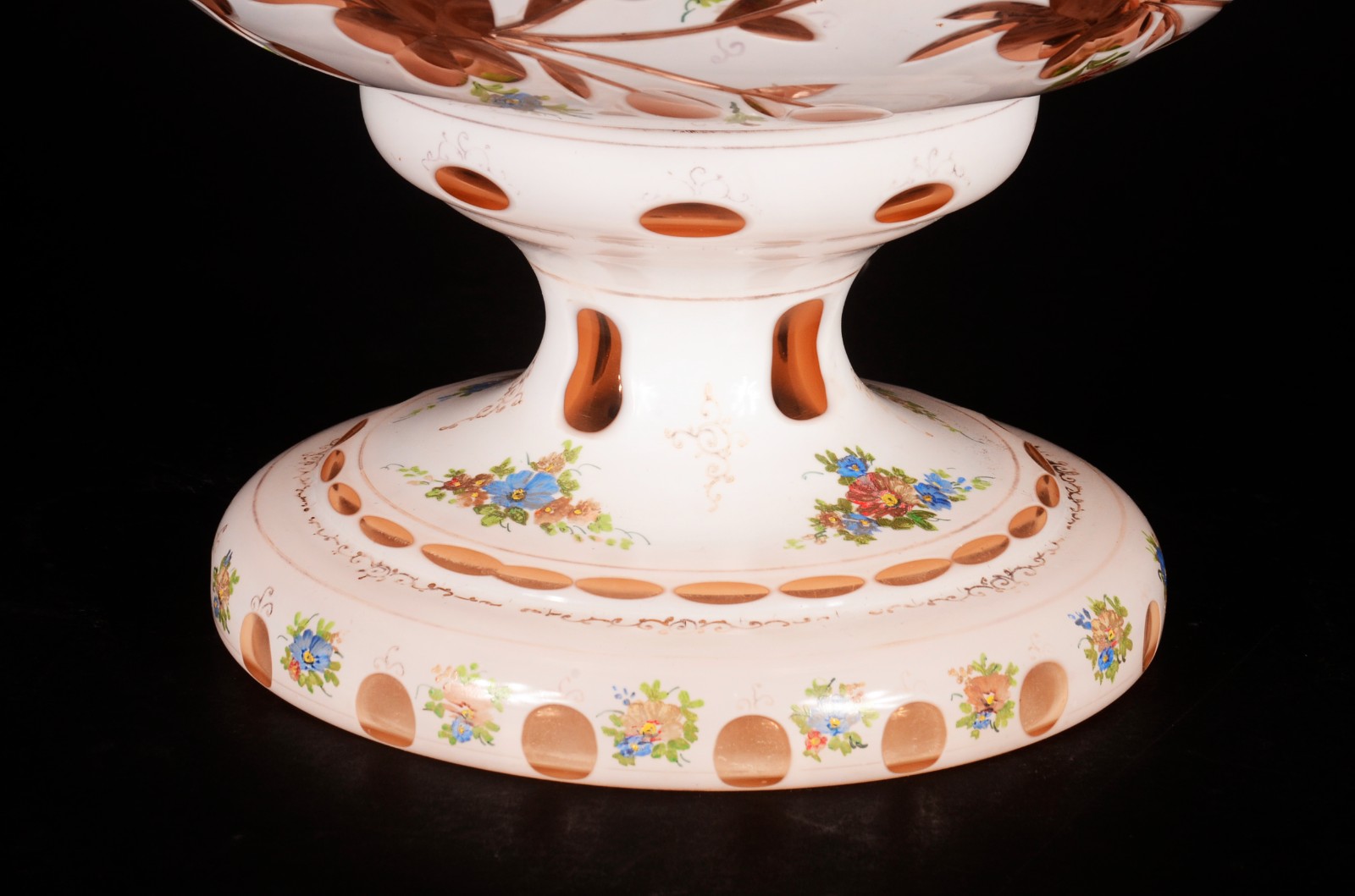 Fruteira de cristal overlay branco e salmon lapidado, em duas partes... - foto 2 de 10