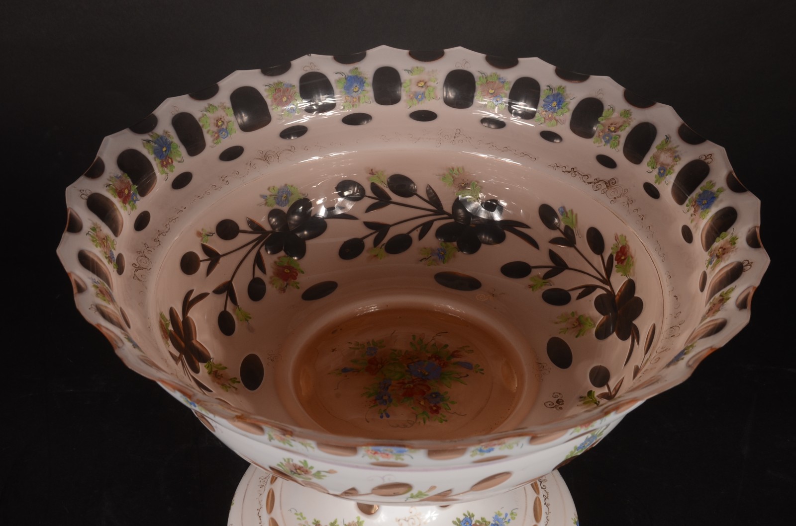 Fruteira de cristal overlay branco e salmon lapidado, em duas partes... - foto 3 de 10