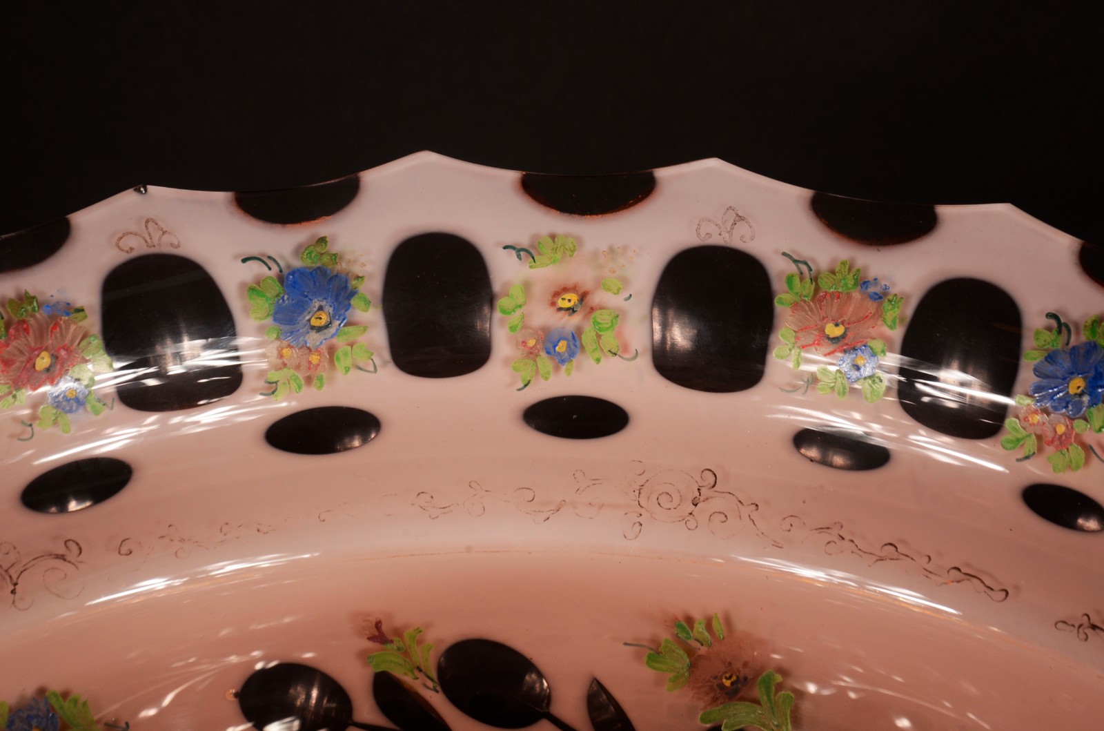 Fruteira de cristal overlay branco e salmon lapidado, em duas partes... - foto 4 de 10