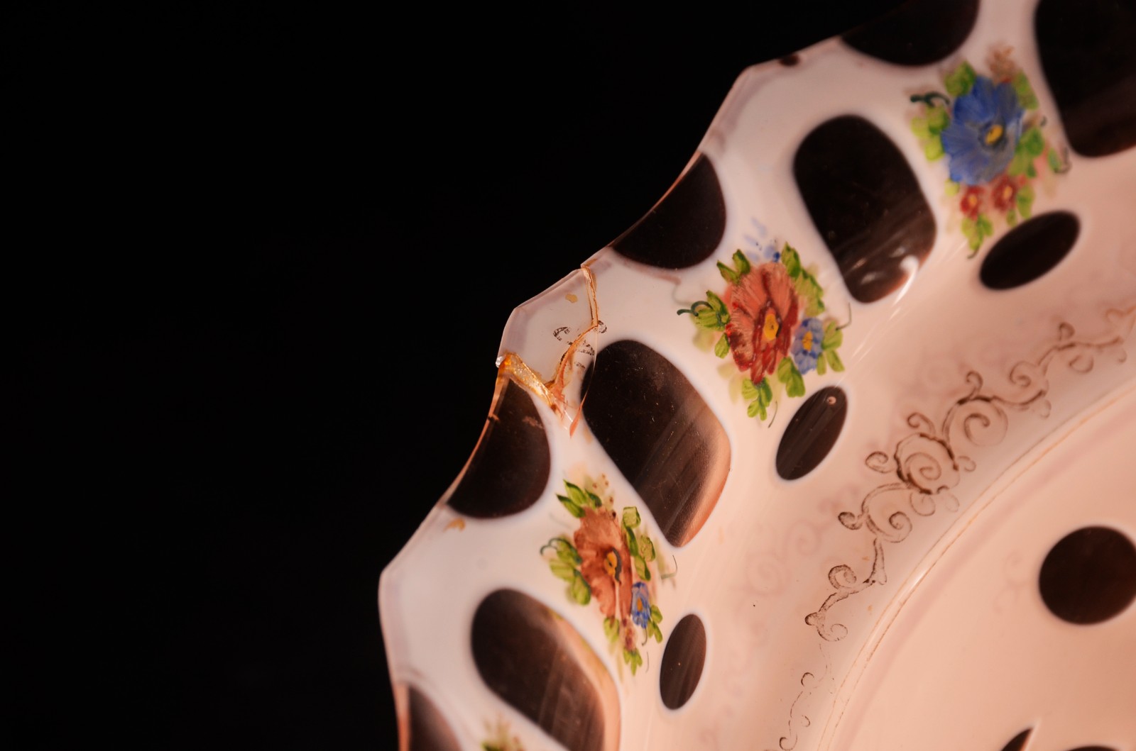 Fruteira de cristal overlay branco e salmon lapidado, em duas partes... - foto 5 de 10