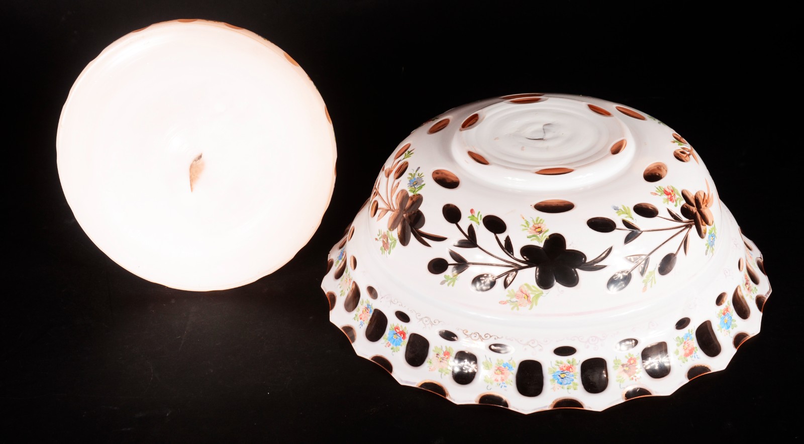 Fruteira de cristal overlay branco e salmon lapidado, em duas partes... - foto 10 de 10