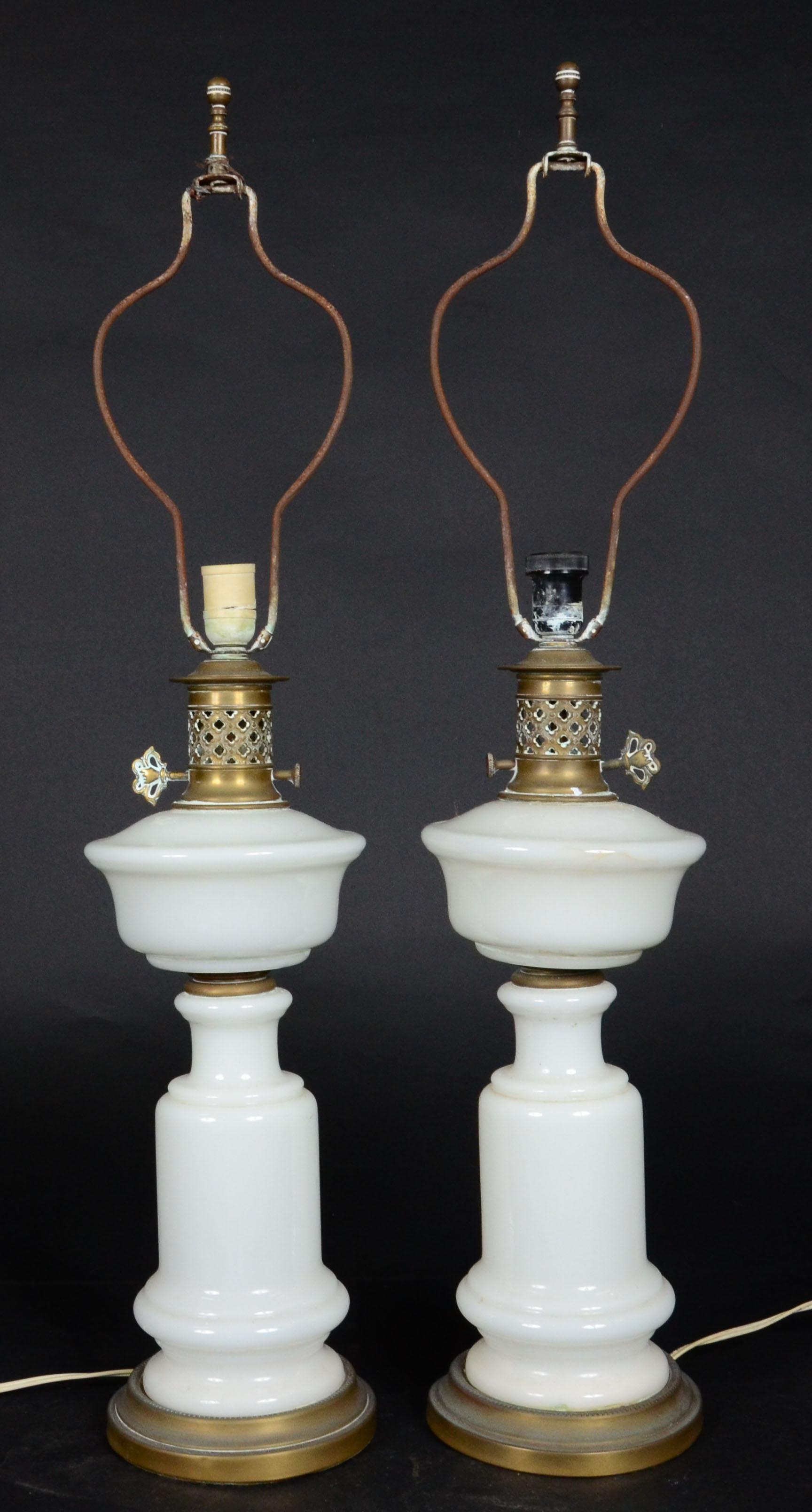 Par de antigos abatjoures de opalina branca e metal dourado (sem... - foto 1 de 2