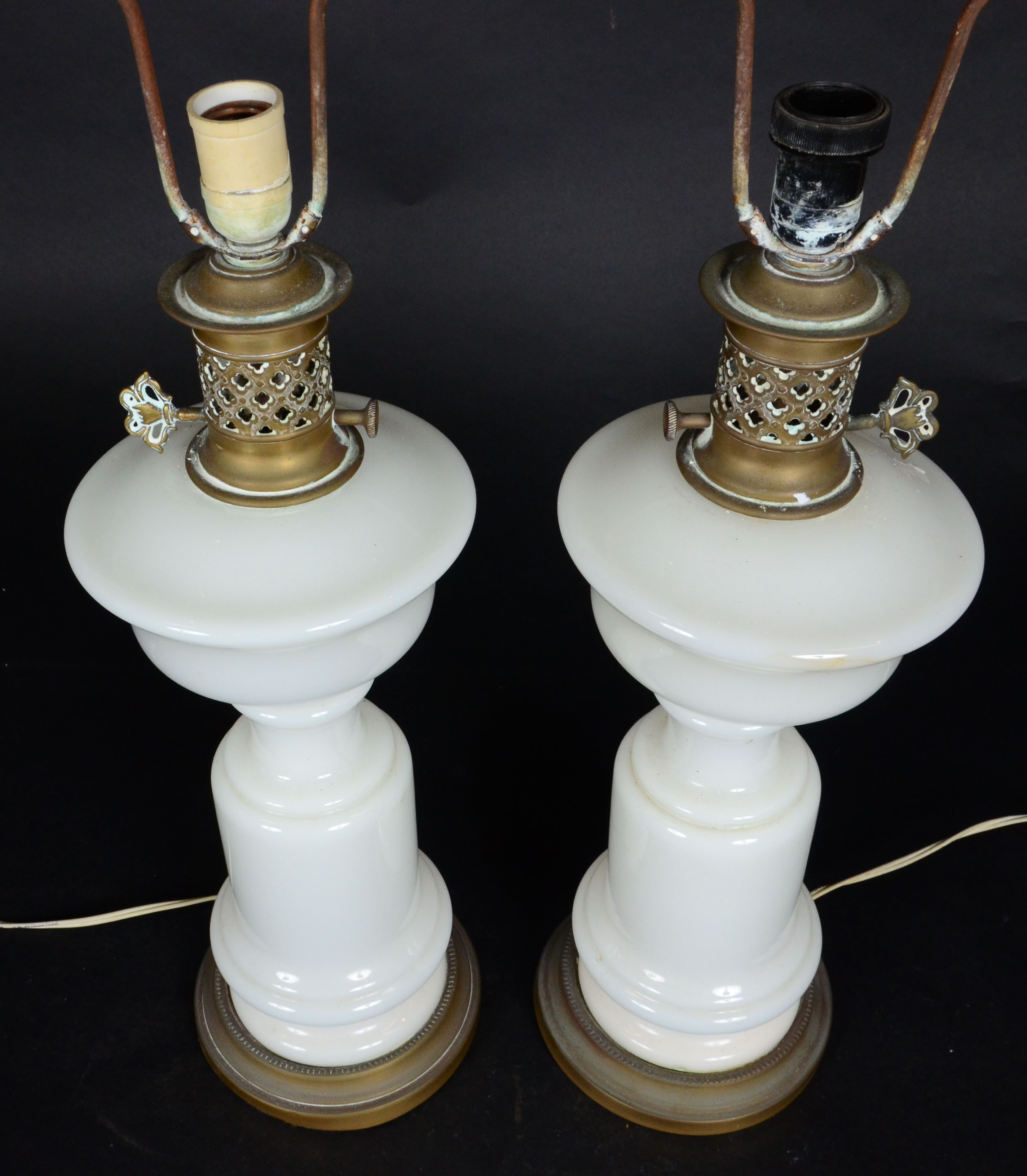 Par de antigos abatjoures de opalina branca e metal dourado (sem... - foto 2 de 2