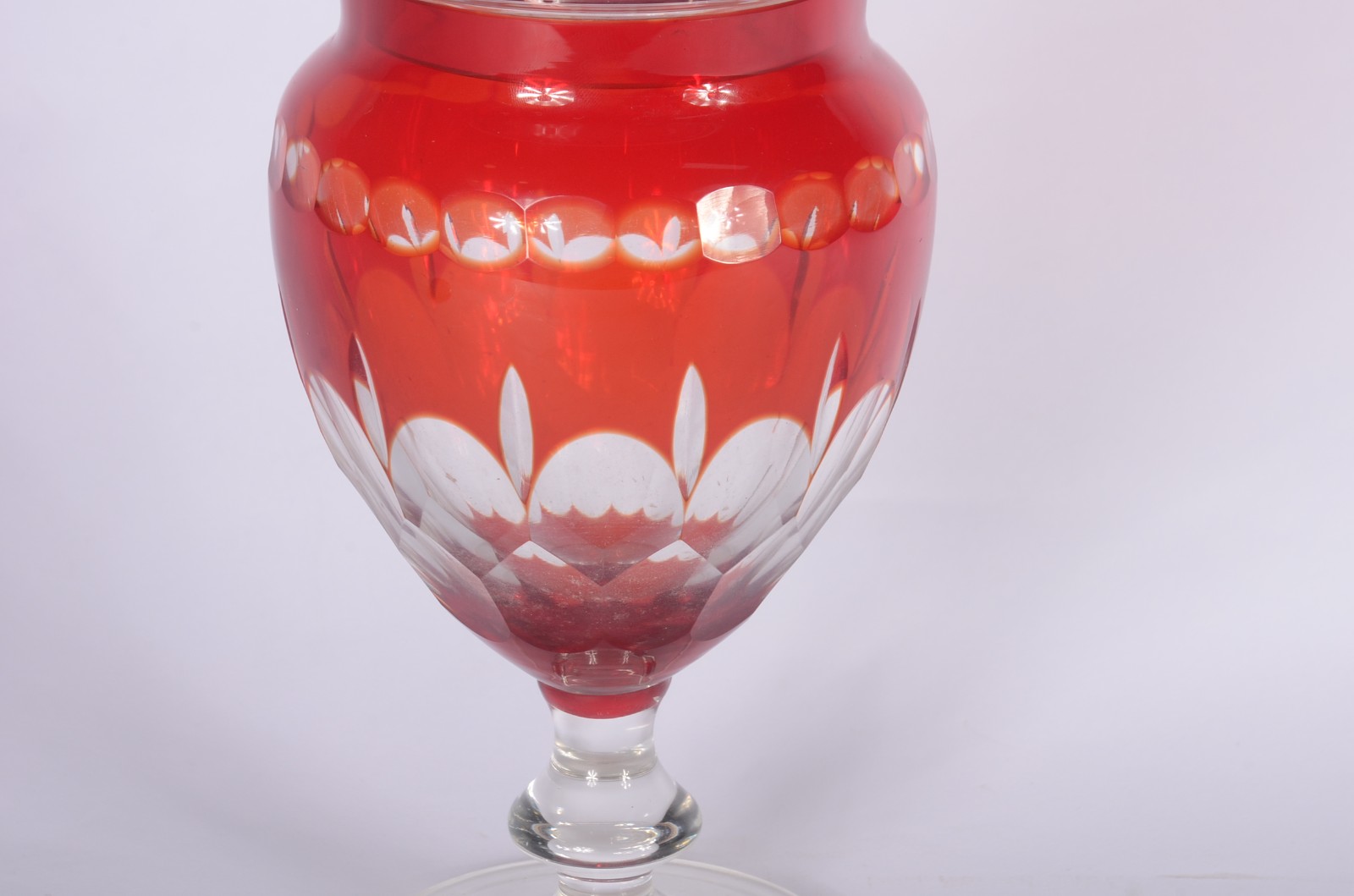 Compoteira de cristal doublé vermelho lapidado. - foto 3 de 6