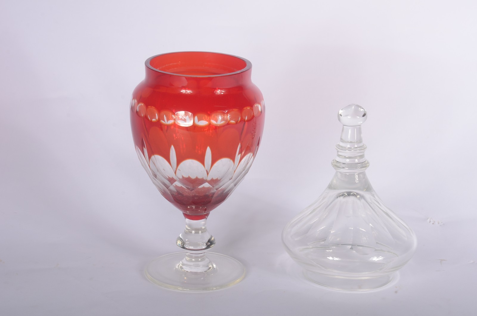 Compoteira de cristal doublé vermelho lapidado. - foto 4 de 6