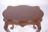 Mesa auxiliar de madeira nobre, pernas arqueada... - Mesa auxiliar de madeira nobre, pernas arqueadas, pés de garra.