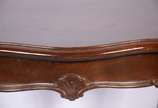 Mesa auxiliar de madeira nobre, pernas arqueada... - Mesa auxiliar de madeira nobre, pernas arqueadas, pés de garra.