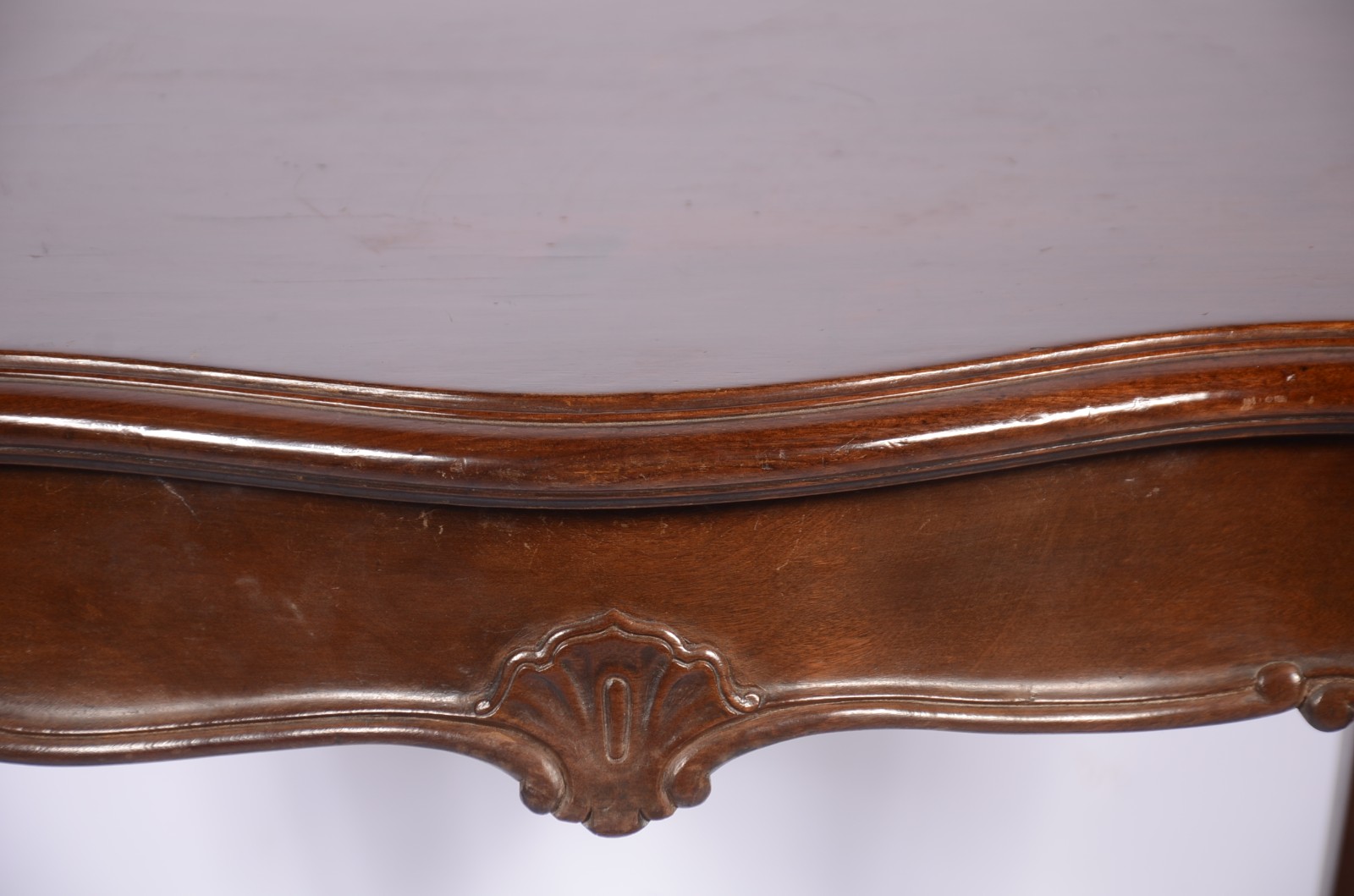 Mesa auxiliar de madeira nobre, pernas arqueadas, pés de garra. - foto 6 de 11
