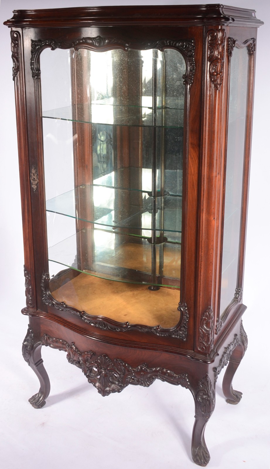 Elegante vitrine de madeira nobre estilo Dom José, saia entalhada com... - foto 1 de 7