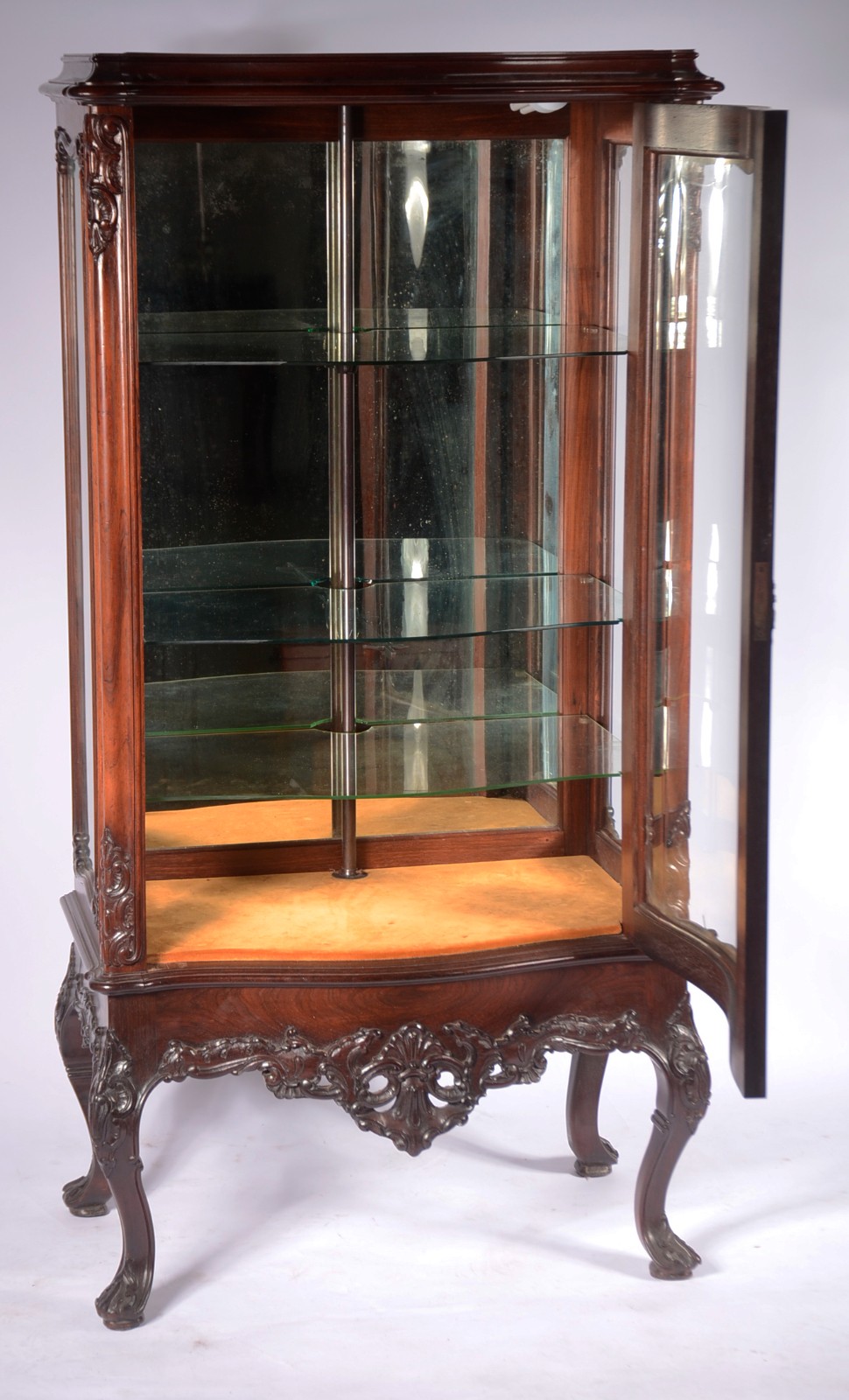 Elegante vitrine de madeira nobre estilo Dom José, saia entalhada com... - foto 3 de 7