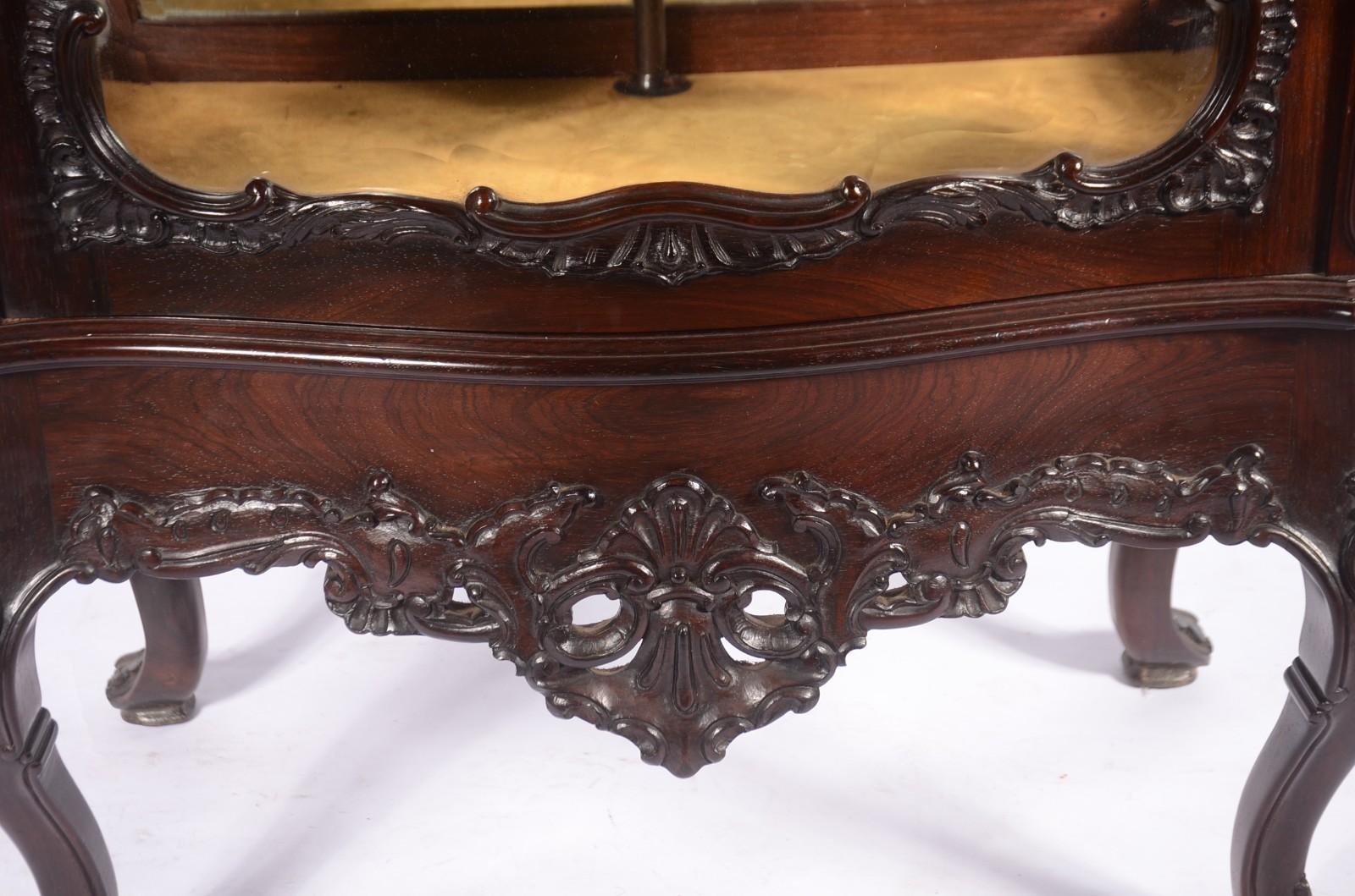 Elegante vitrine de madeira nobre estilo Dom José, saia entalhada com... - foto 5 de 7