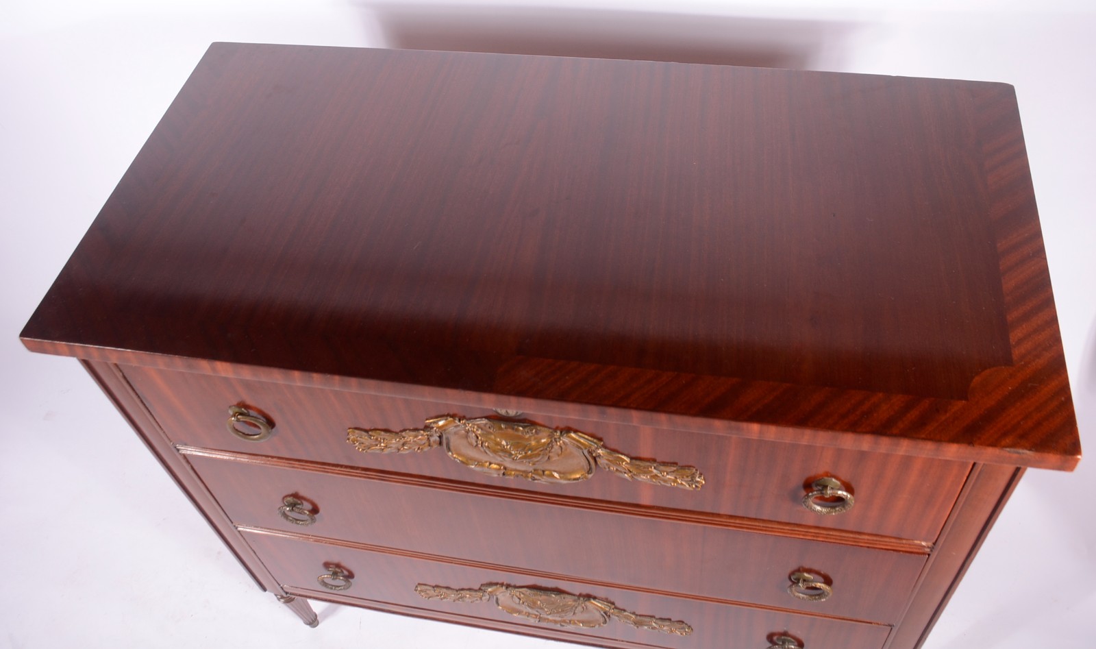 Cômoda de madeira nobre, estilo francês com 3 gavetões, puxadores e... - foto 3 de 7