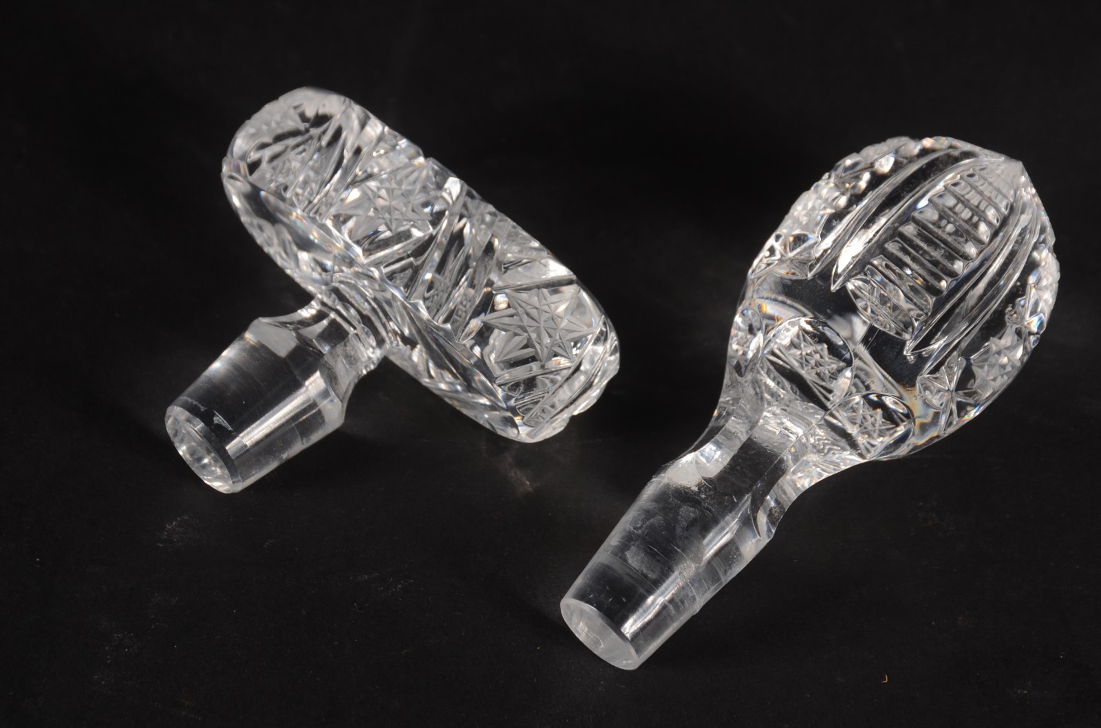 Duas garrafas de cristal tcheco lapidado, sendo a menor no feitio... - foto 9 de 9