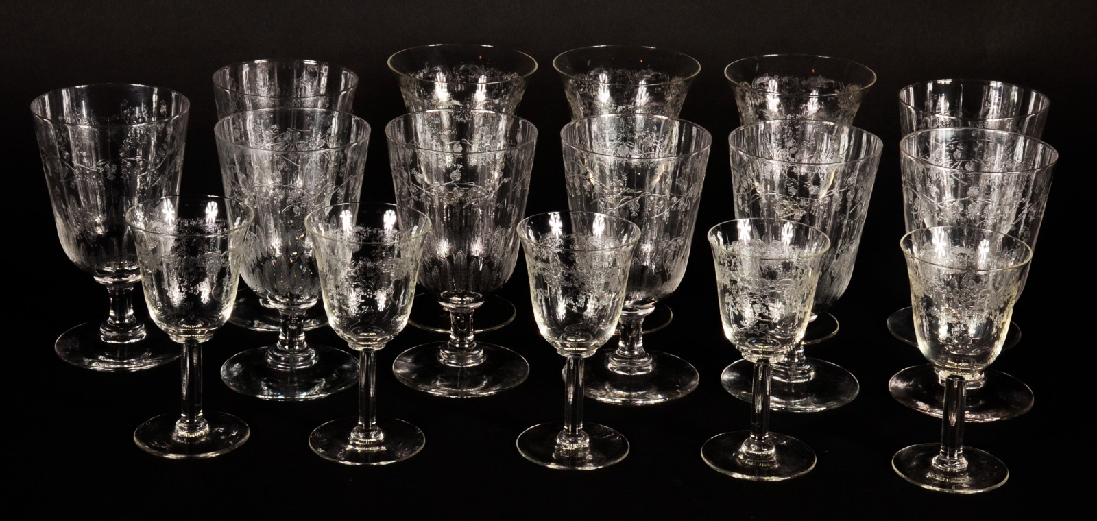 Diversas taças de cristal lavrado, sendo: 8 para água, 3 para vinho... - foto 1 de 7