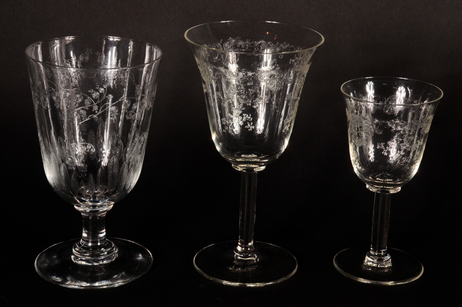Diversas taças de cristal lavrado, sendo: 8 para água, 3 para vinho... - foto 2 de 7